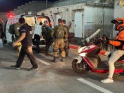 جندي إسرائيلي يلقي قنبلة على مكتب وزارة الدفاع شرق تل أبيب