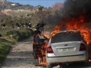 مستوطنون يحرقون مركبة مواطن أثناء قطف الزيتون في قبلان