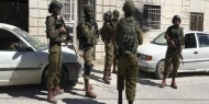 قوات الاحتلال تعتقل مواطنين بعد مداهمة منازلهم في بلدة السموع