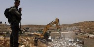 القدس: آليات الاحتلال تهدم منشآت تجارية قرب حاجز حزما العسكري
