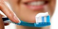 لماذا يجب عدم تنظيف الأسنان بعد الطعام مباشرة؟