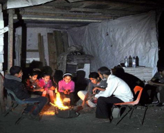 اللاجئون الفلسطينيون في دير بلوط يشتكون قلة موارد التدفئة وشح المساعدات