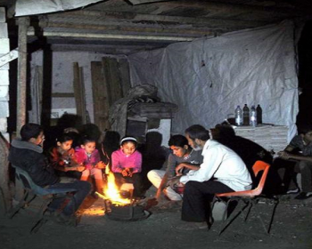 اللاجئون الفلسطينيون في دير بلوط يشتكون قلة موارد التدفئة وشح المساعدات