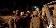 قوات الاحتلال ومستعمرون يعتدون على مواطنين ويعتقلون شابا شرق نابلس